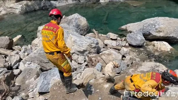 ▲▼花蓮地震,特搜挺進砂卡礑步道2.2K大瀑布處尋找新加坡夫妻。(圖/攝影中心)