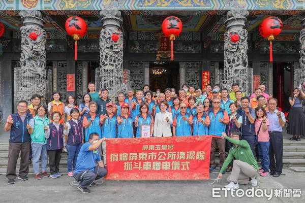 ▲屏東玉皇宮捐贈抓斗車給屏東市公所 。(圖/記者陳崑福翻攝)