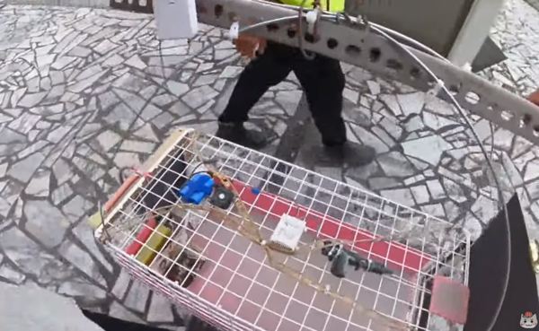 工程人員協助更換誘捕籠。（圖／翻攝自Youtube@汝杉一家的直播生活）