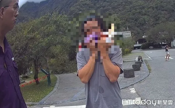 ▲男子強震後受困中橫天祥山區向巡邏員警求救。(圖/新城警分局提供,下同)