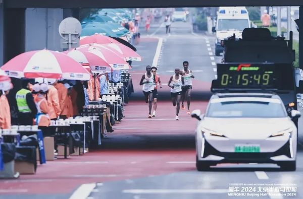 ▲▼北京半馬賽，北京半程馬拉松遭疑放水，3非洲選手最後100公尺「護送陪跑」何杰。（圖／翻攝直播）