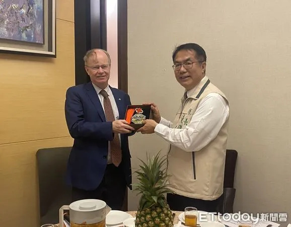 ▲來自紐西蘭羅托魯瓦市的毛利文化藝術表演團與當地的高中籃球隊,在紐西蘭商工辦事處馬嘉博代表、首廟天壇徐國潤董事長、泰國文明中學秦永恆董事長等一同陪同訪團來訪台南。(圖/記者林東良翻攝,下同)