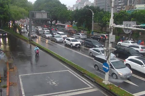 台北「雨像用倒的」通勤很狼狽！網求停班停課：萬安是最帥的男人