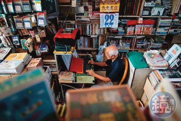 陳長慶每天早上六點多拉起鐵門,在店內泡茶、寫作,他也是當地有名的作家,著有《特約茶室》。