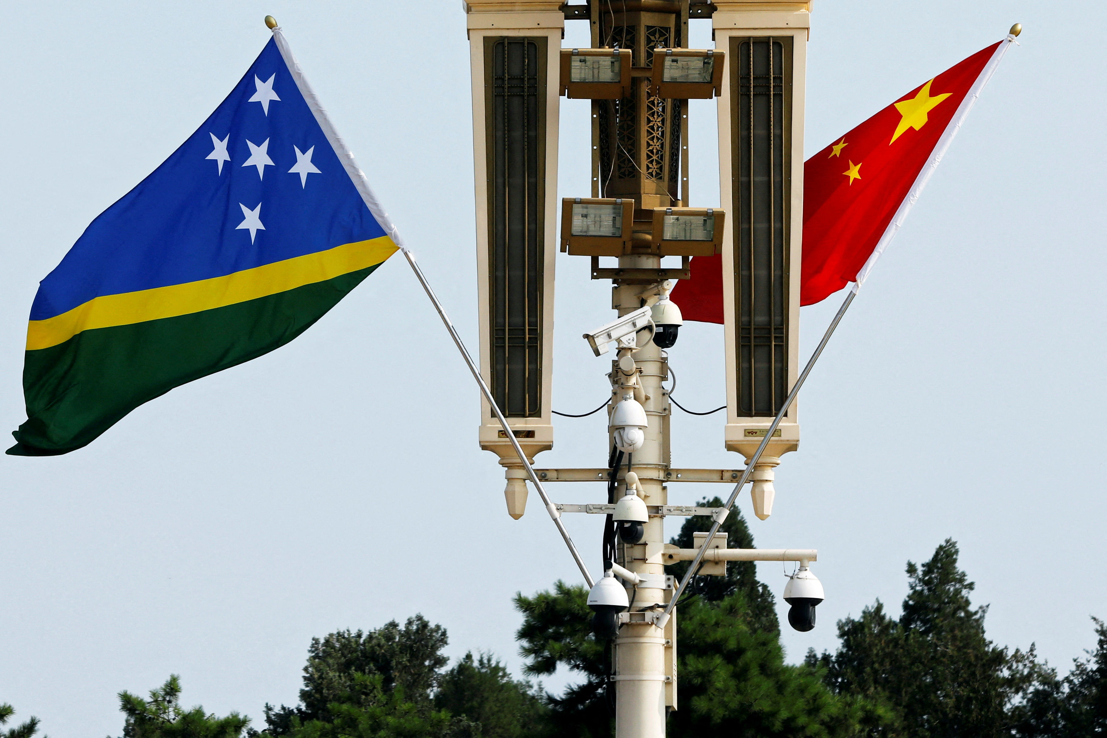 ▲▼索羅門群島國旗（左）與中國大陸國旗（右）。（圖／路透）