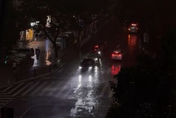 ▲廣州暴雨，10分鐘變成黑夜。（圖／翻攝微博）