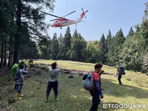 ▲▼高雄一名那瑪夏區的獵人在桃源區梅山里六溪山一帶採藥時,不幸右腳膝蓋舊傷復發,受困山中7日後,經消防局搜救人員與在地青年所組成的搜救隊伍找到,再由直升機安全吊掛救出。(圖/記者吳世龍翻攝)