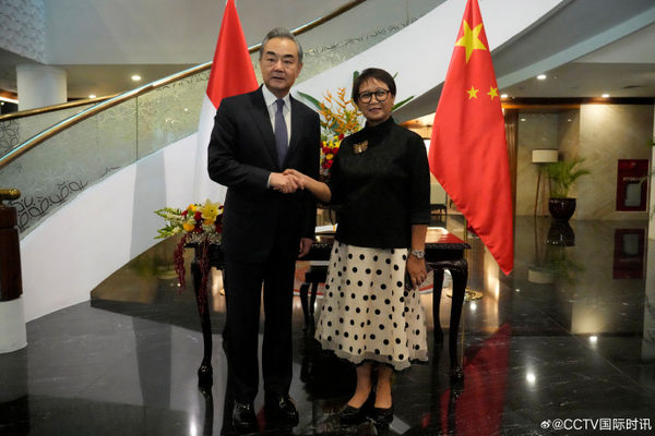 ▲大陸外交部長王毅與印尼外長特蕾諾（圖右）會面。（圖／翻攝澎湃新聞）