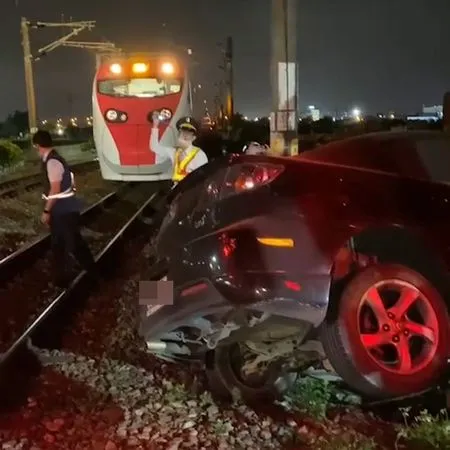 ▲▼285次普悠瑪遇「汽車闖入平交道」急停 宜蘭=礁溪西正線斷電封鎖。(圖/翻攝台灣便當管理局-附屬鐵路部)