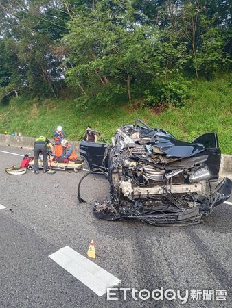 ▲▼ 國1造橋段嚴重事故,副駕女乘客無生命跡象送醫搶救 。(圖/地方中心翻攝)