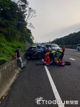 ▲▼ 國1造橋段嚴重事故,副駕女乘客無生命跡象送醫搶救 。(圖/地方中心翻攝)