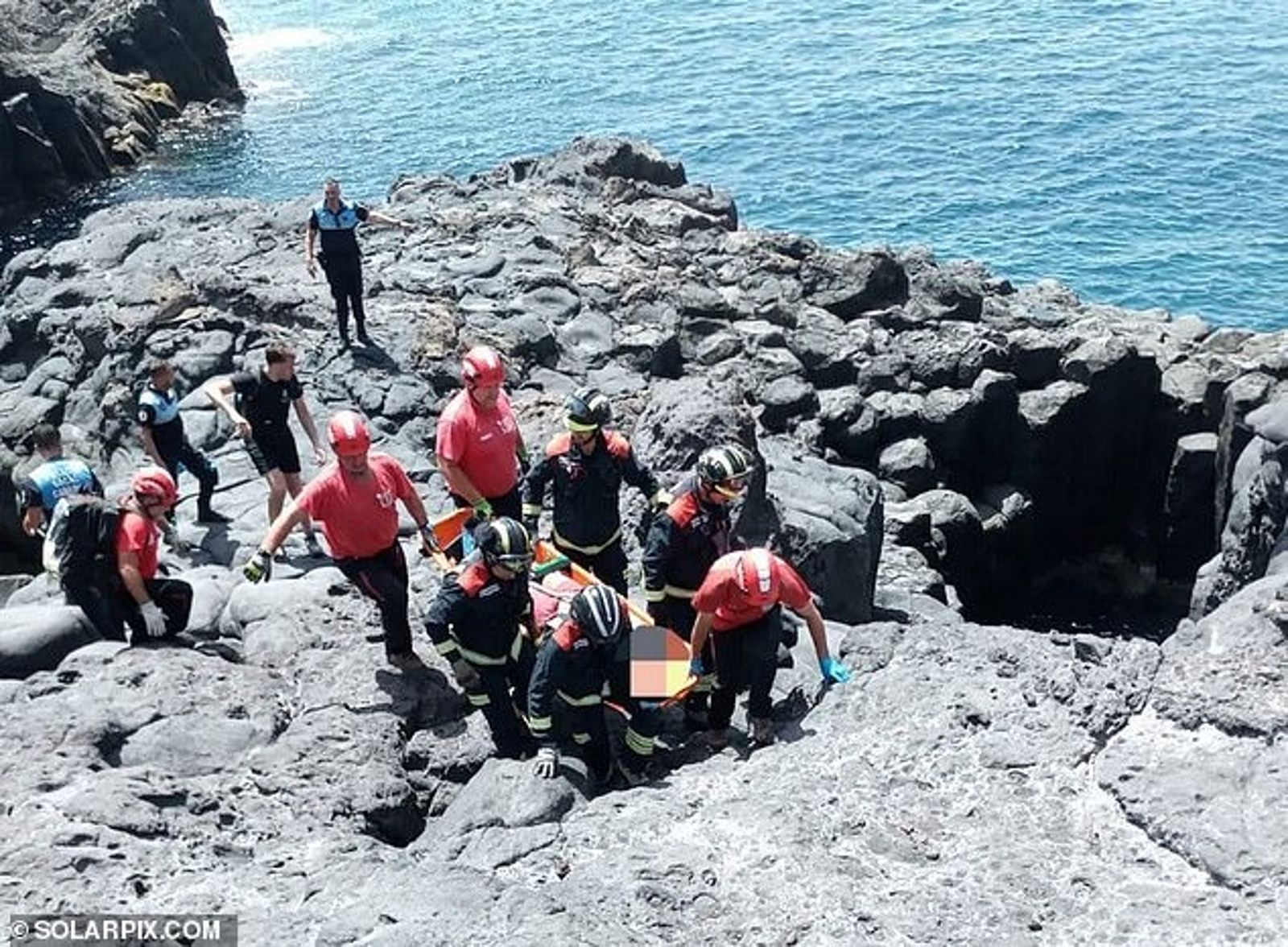 觀光客白癡行為！男挑戰危險跳海　終變墜崖慘摔重傷