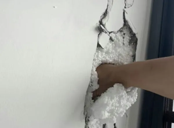 ▲▼陸4千萬新屋用「保麗龍牆」 屋主超不爽:用力一壓就碎了。(圖/翻攝瀟湘晨報)