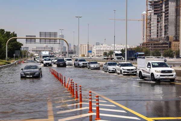 ▲▼阿聯出現75年來最高單日降雨量，杜拜遭遇洪水，主要幹道19日仍有部分封閉無法通行。（圖／路透）