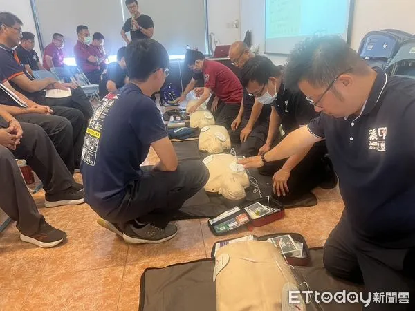 ▲南消七大隊指出,依消防署「韌性台灣強化各類型義消科技化訓練與精進裝備中程計畫」特辦理「義消人員BLS基本救命術訓練」。(圖/記者林東良翻攝,下同)