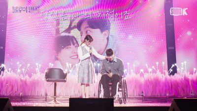 宋枝恩牽著輪椅男友上台　他哭出來：謝謝妳愛上不足的我