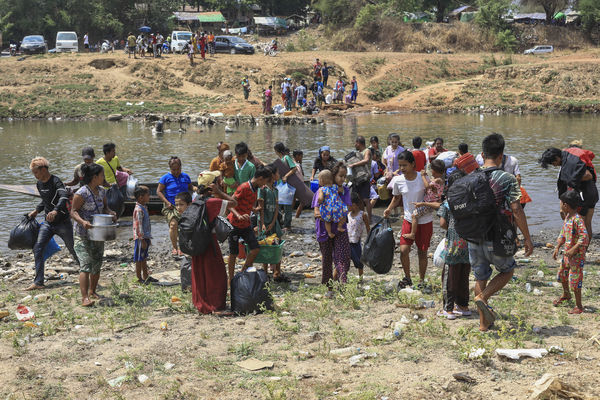 ▲▼人們越過莫艾河（Moei River），從緬甸東部逃往泰國。（圖／達志影像／美聯社）