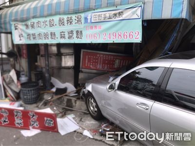 台南賓士衝麵店影片曝！駕駛身體不適停車失控...3人受傷送醫