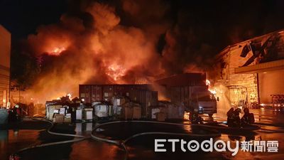 快訊／大家源工廠晚間「全面燃燒」！鐵皮屋變成一片火海