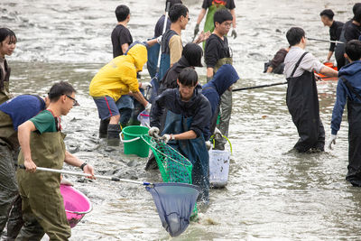 中興湖抽乾「撈上300生物」藏長絲巨鯰　大量外來種震驚日本人