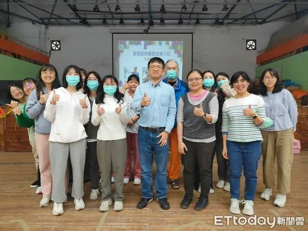 ▲▼黎明向陽園動物輔助治療師受邀到玉里醫院萬寧院區介紹動物輔助治療的應用及經驗分享。(圖/玉里醫院提供,下同)