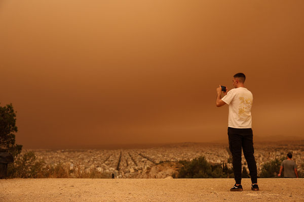 ▲▼撒哈拉沙漠沙塵暴來襲　希臘雅典天空橘到像在火星。（圖／路透）