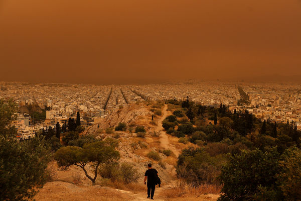 ▲▼撒哈拉沙漠沙塵暴來襲　希臘雅典天空橘到像在火星。（圖／路透）