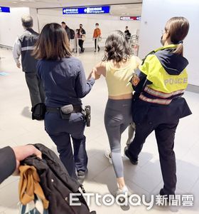 瑜珈褲女大鬧桃機美食街！對旅客咆哮勸不聽　遭強制驅離