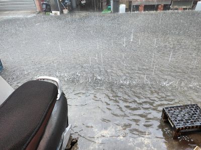 雨像用倒的！嘉義水來不及退　居民崩潰「快淹進屋裡」