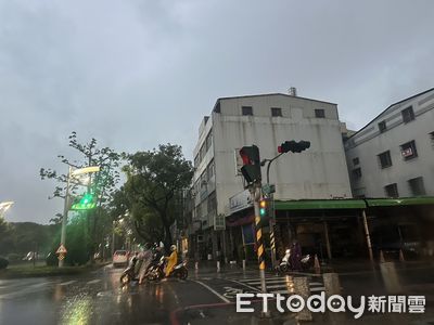 雨彈續炸高雄升格豪雨特報　多處路段積淹水「最深達20公分」