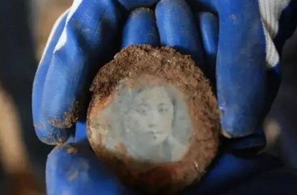 ▲▼ 大陸軍人遺骸緊握照片,運用AI修復82年前照片 。(圖/翻攝 央視)