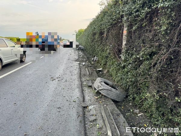 ▲▼ 國1聯結車自撞護欄 。(圖/地方中心翻攝)