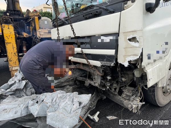 ▲▼ 國1聯結車自撞護欄 。(圖/地方中心翻攝)