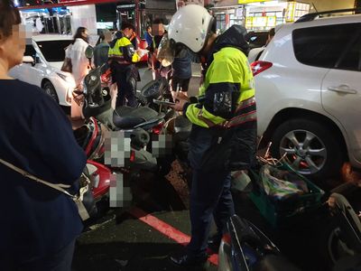 快訊／高雄第二起連環撞！休旅車「撞倒路邊整排車」　民眾嚇壞圍觀