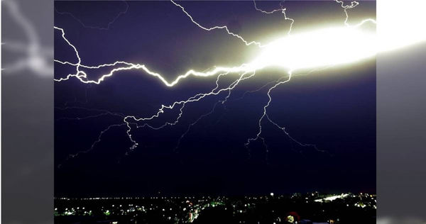 台東攝影愛好者拍下雷神發威的震撼畫面。(圖/讀者提供)