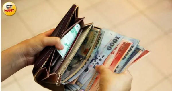 很多情侶、夫妻為了不想為了多出錢有吃虧感,面對金錢消費會採取「AA制」。(示意圖/于魯光攝)