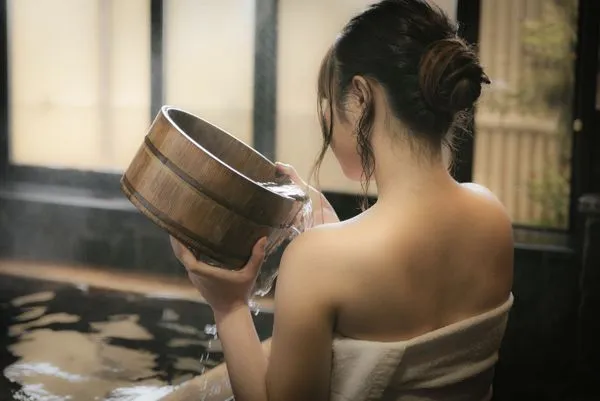 有位人妻今在臉書社團po文,提到現在看已經6歲的兒子,就想起當年老公剛交往時約泡湯的故事。(示意圖,取自Pakutaso)