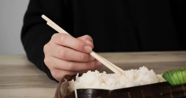 一名妹子因為工作心情不好,男友安慰她並且叫了外送。(示意圖/翻攝自photoAC)