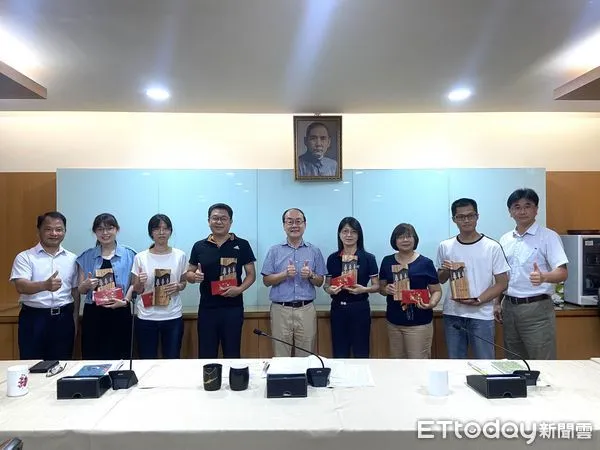 ▲▼ 五一勞動節將至,農業部林業及自然保育署嘉義分署分署長張岱於29日公開表揚模範勞工及工作績優人員,嘉勉同仁辛勞 。(圖/林業保育署嘉義分署提供)