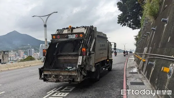 ▲▼ 淡江男大生遭垃圾車輾爆頭顱慘死 。(圖/記者戴上容翻攝)