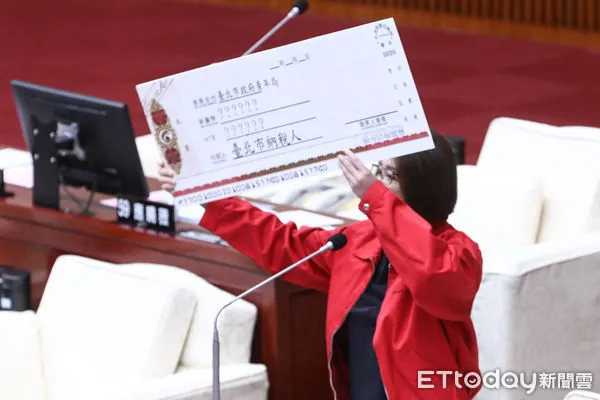 ▲台北市議員林延鳳致贈蔣萬安空頭支票。(圖/記者林敬旻攝)