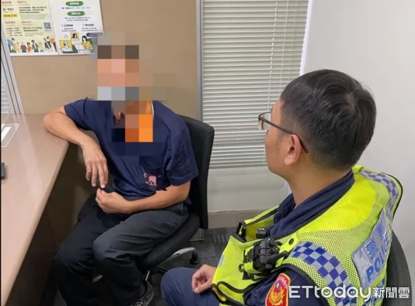 ▲潮州警分局光華所派出所所長吳俊生、警員劉鈺齊阻止劉男被騙 。(圖/記者陳崑福翻攝)