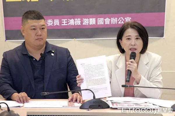 ▲王鴻薇、游顥舉行「高鐵工安落漆,工班6人險成烤肉串」記者會。(圖/記者鄭佩玟攝)