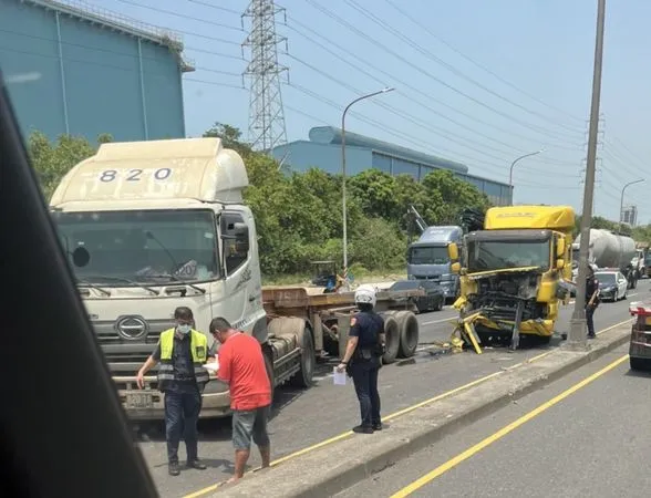 ▲▼高雄小港3車連環撞車禍。(圖/翻攝記者爆料網)