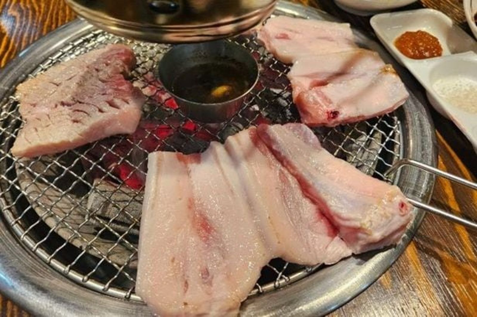 日前有南韓網友爆料，發現原本點黑豬肉五花肉，來的卻是一堆廉價肥肉。（翻自《朝鮮日報》）