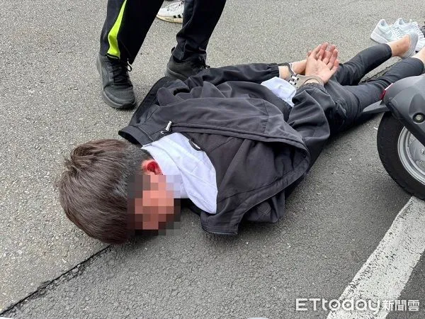 ▲被害人與警方合作逮捕取款車手。(圖/桃園警分局提供)