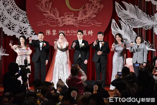 ▲▼余天二女兒余苑綺與老公陳鑒(Gary)2019年於圓山大飯店補辦婚宴,總統蔡英文也親自出席。(圖/記者李毓康攝)