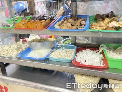 阿婆拿筷子「插進煮麵鍋」店家嚇！過來人嘆：很多老一輩這樣