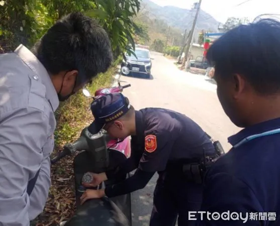 ▲枋寮警分局春日分駐所所長陳義勇、警員陳俊名幫宜姓果農加油 。(圖/記者陳崑福翻攝)