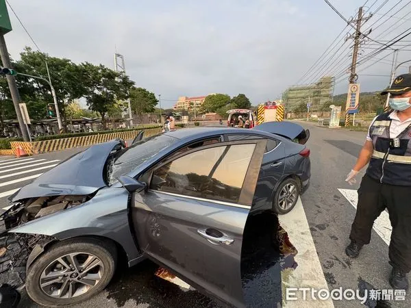 ▲高雄深水路發生汽車自撞1大人3童受傷送醫 。(圖/記者吳奕靖翻攝)